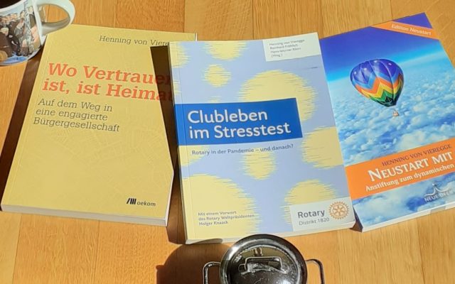 Büchercover: 'Wo Vertrauen ist, ist Heimat', 'Neustart mit 60' und 'Clubleben im Stresstest'